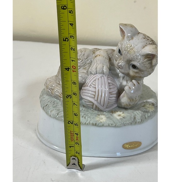 Vintage Summit Collection Kitten Playing Yarn Musical Figurine‎ Decor - Picture 2 of 6